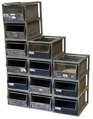 Scaffalatura componibile usata per cassette a bocca di lupo