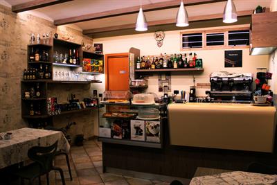 Banco bar per caffetteria con retrobanco e vetrina