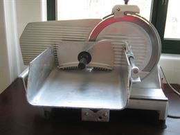 Affettatrice verticale per carne