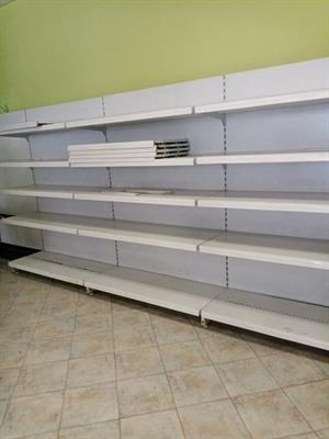 Scaffali usati da supermercato e retrobanco pane
