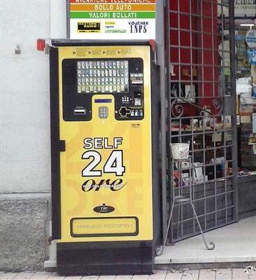 Distributore automatico di sigarette e trinciati